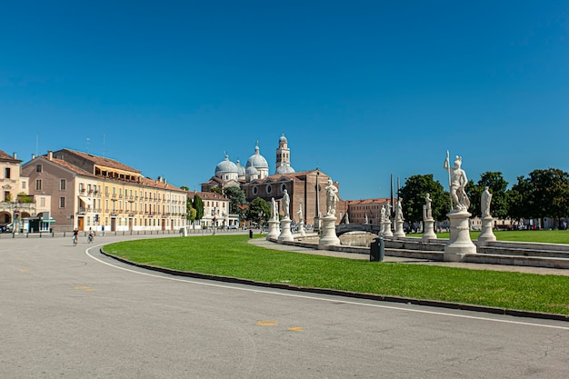 Paisaje de vista de Prato della Valle en Padua en Italia