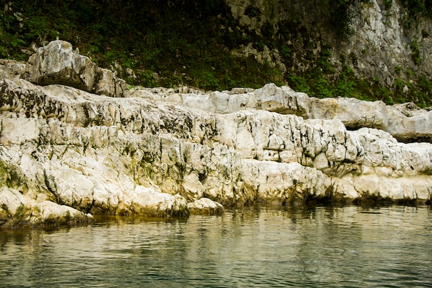 Paisaje y vista del río verde. Río en Martvili, Samegrelo. Paisaje del río verde.