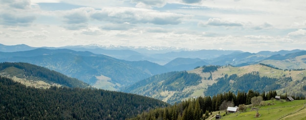 Foto paisaje de vista superior de las montañas de los cárpatos