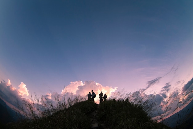 Paisaje de vistas a la montaña y aventura en Kanchanaburi Tailandia