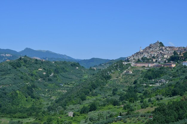 El paisaje visto entre las casas antiguas de Olevano Romano, una ciudad medieval en la región del Lacio, Italia