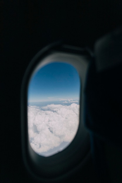 Foto paisaje visto a través de la ventana de un avión