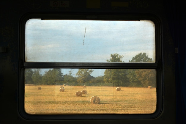 Foto paisaje visto a través de la ventana del tren