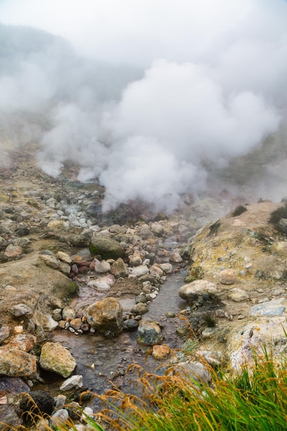 Paisaje volcánico actividad de vapor de aguas termales en el cráter del volcán activo en erupción fumarola