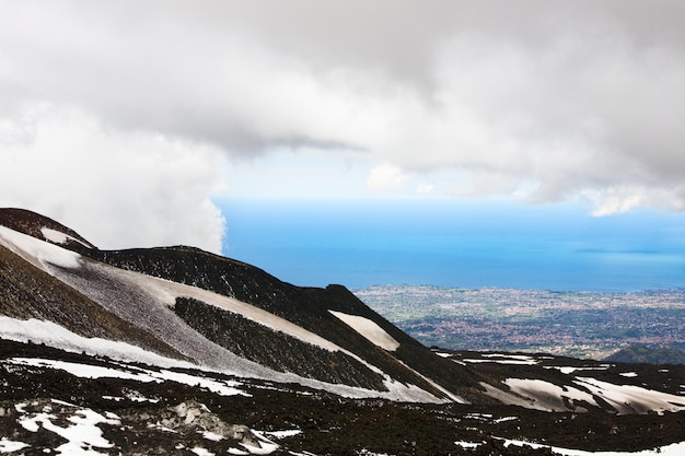 Paisaje volcánico en el Etna con Catania, Sicilia, Italia