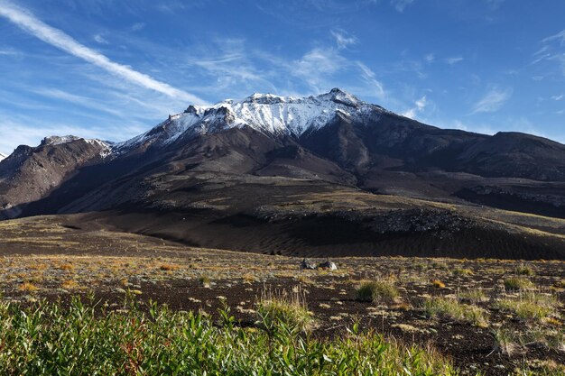 Paisaje volcánico de otoño en un día soleado