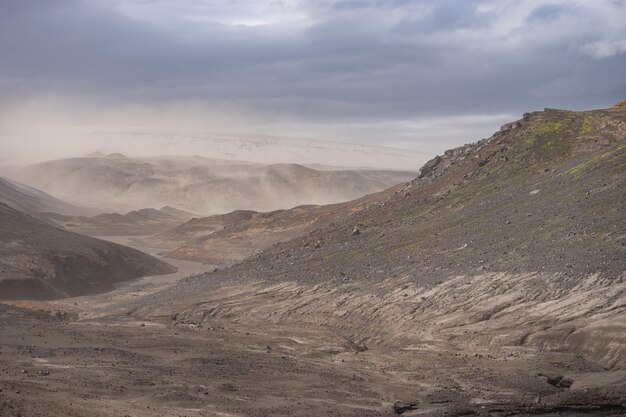 Paisaje volcánico durante la tormenta de cenizas en la ruta de senderismo Fimmvorduhals. Islandia.