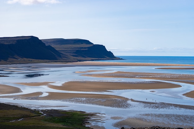 Paisaje de westfjord con cielo nublado