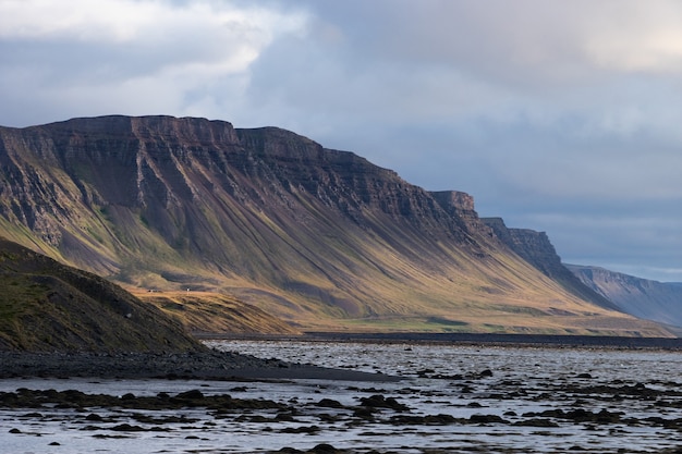 Paisaje de westfjord con cielo nublado