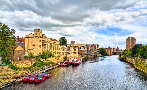 Paisaje de York en el río Ouse en Inglaterra