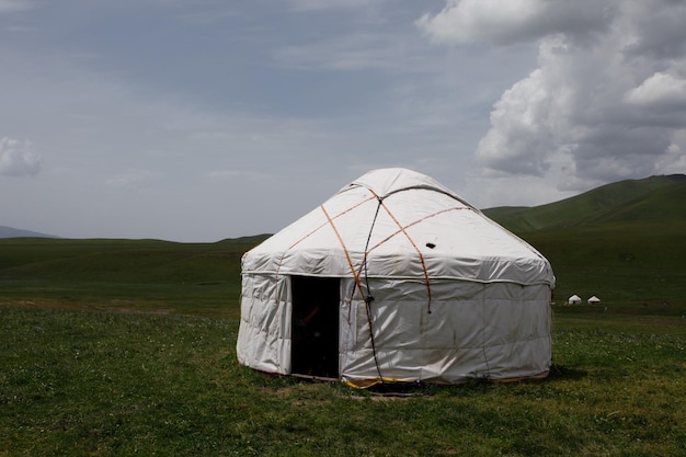 paisaje con una yurta de pastores