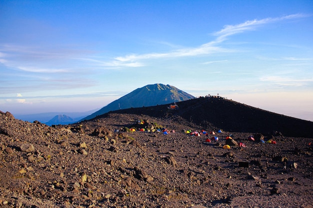 Paisaje de la zona de acampada en la cima de la montaña