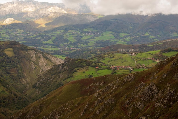 Paisajes de Asturias norte de España Caminos y montañas