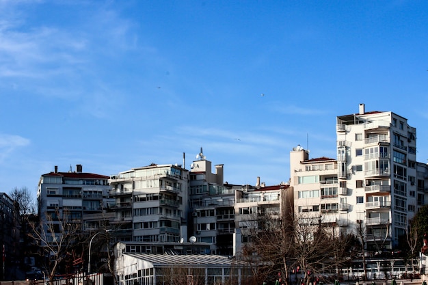 Paisajes de casas con cielo azul