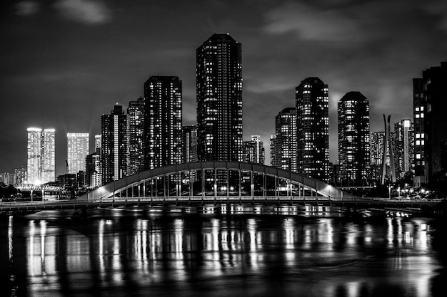 Paisajes dramáticos con la ciudad por la noche