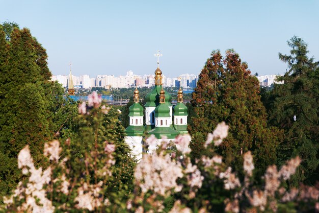 Paisajes de Kiev. Vista de primavera del monasterio de Vydubychi y el río Dnipro con lila rosa y blanca floreciendo en el jardín botánico de la ciudad de Kiev, Ucrania