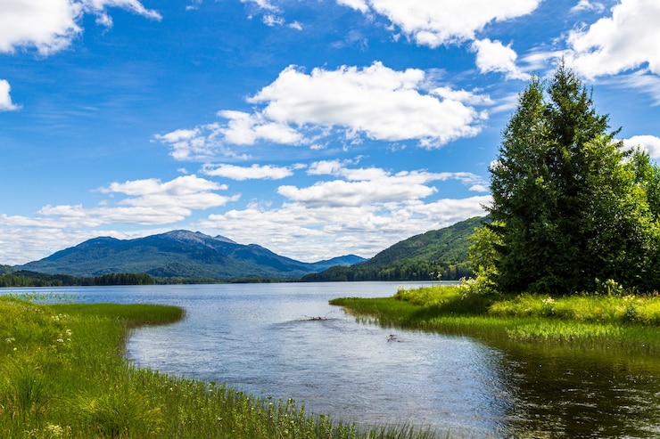 Foto paisajes en el lago tagasuk. monte kizya. territorio de krasnoyarsk, siberia, rusia