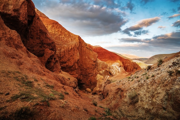 Paisajes marcianos estepa de Chui Valle de KyzylChin Otoño en las montañas de Altai