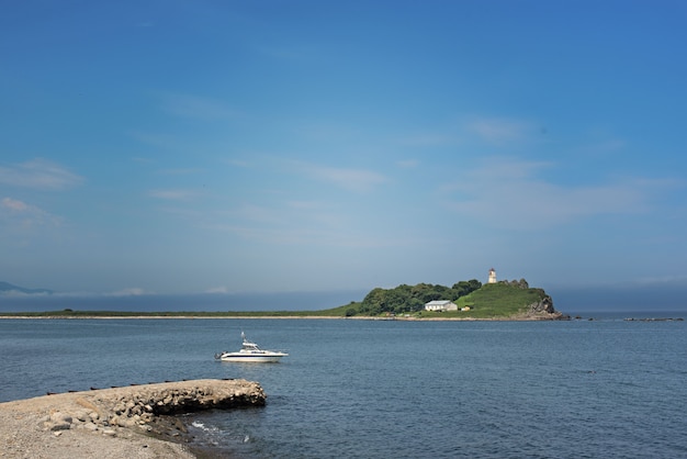 Paisajes marinos brillantes con parte de la costa es el guijarro.