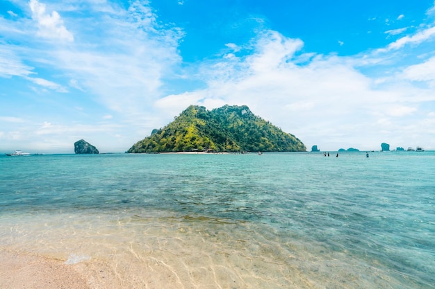 Foto paisajes marinos e islas tropicales en krabisea y cielo