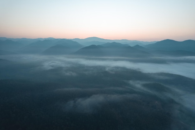 Paisajes de montaña y árboles en la mañana de otoño, niebla y montañas.