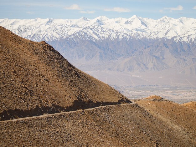 Paisajes de montaña y caminos de alta montaña