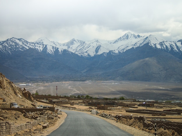 Paisajes de montaña y caminos de alta montaña