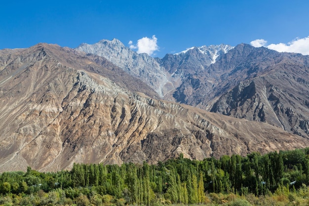 Paisajes de las montañas Hindukush. Cordilleras, barrancos, ríos, verdes valles, pueblos. Pakistán