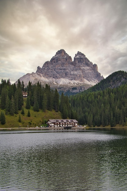 paisajes de montañas y lagos en los dolomitas alpes italianos