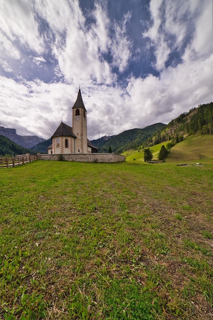 paisajes de montañas y lagos en los dolomitas italia