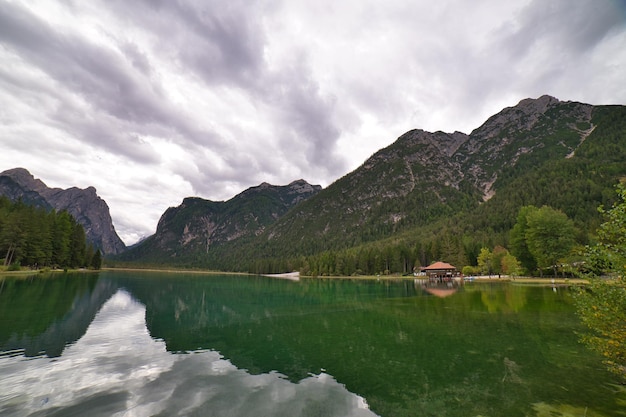 paisajes de montañas y lagos en los dolomitas italia