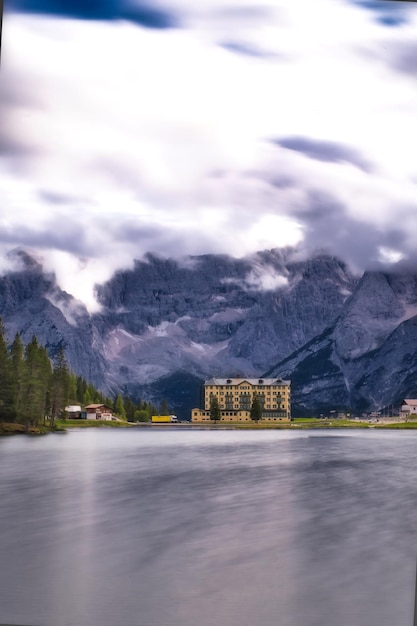 paisajes de montañas y lagos en los dolomitas italia