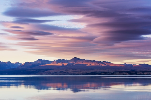 Paisajes naturales asombrosos en Nueva Zelanda. Lago de las montañas al atardecer.