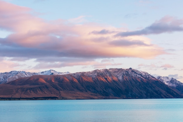 Paisajes naturales asombrosos en Nueva Zelanda. Lago de las montañas al atardecer.