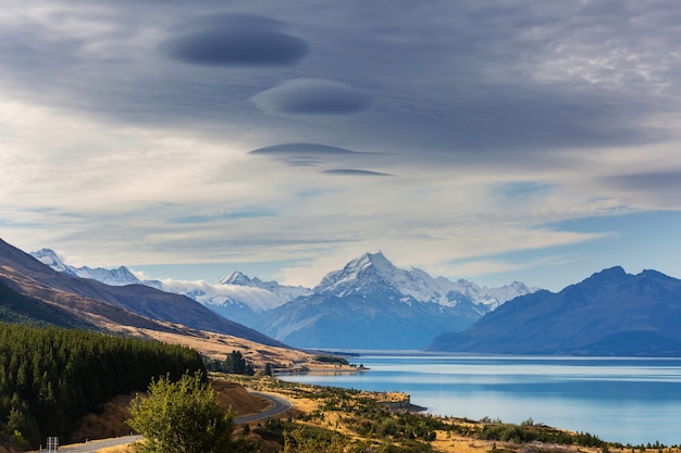 Paisajes naturales asombrosos en Nueva Zelanda. Lago de las montañas al atardecer.