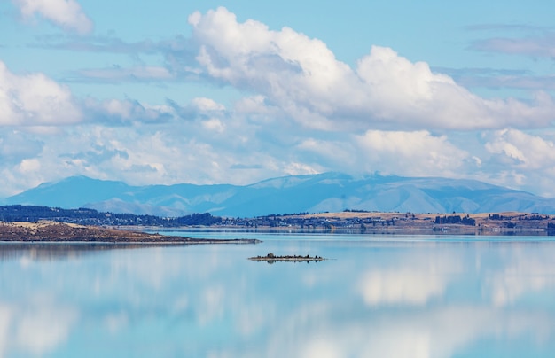 Paisajes naturales asombrosos en Nueva Zelanda. Lago de las montañas al atardecer.