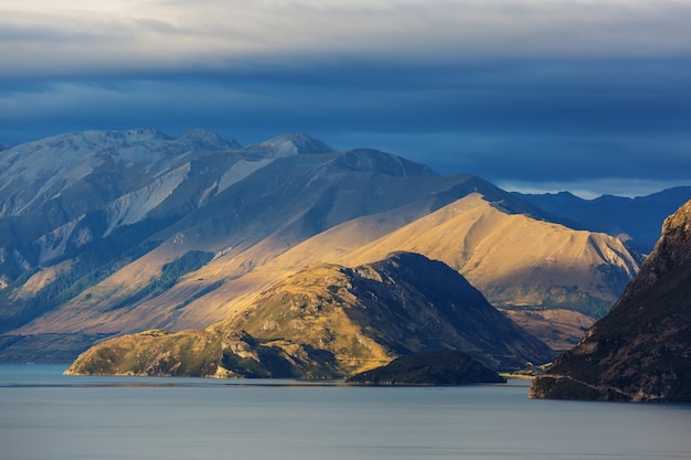 Paisajes naturales asombrosos en Nueva Zelanda. Lago de las montañas al atardecer.