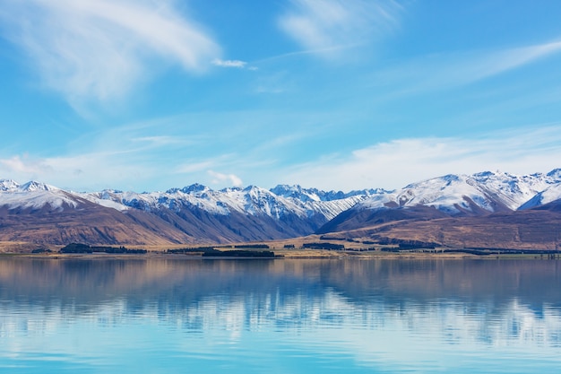 Paisajes naturales asombrosos en Nueva Zelanda. Lago de las montañas.