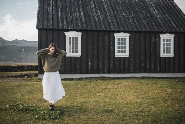 Paisajes del norte Mujer contemplando la soledad de la Iglesia en Islandia