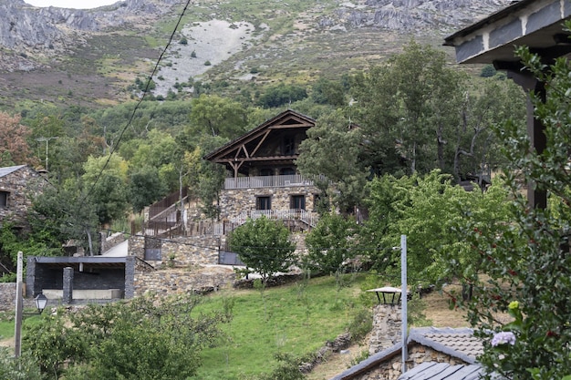 Paisajes rurales típicos construidos con piedra de pizarra negra pueblos negros de la alcarria