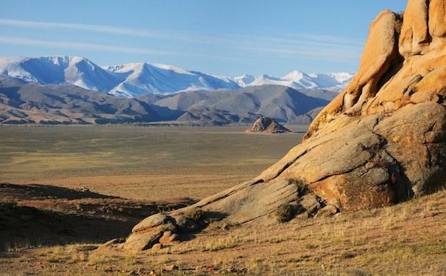 Paisajes secos de Mongolia en un día soleado