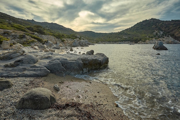 Paisajes del sur de Cerdeña con una maravillosa playa al atardecer