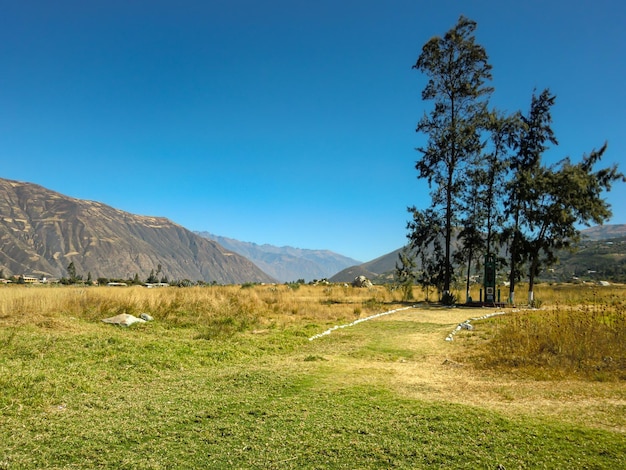 Paisajes verdes con cielo azul en Huaraz Perú