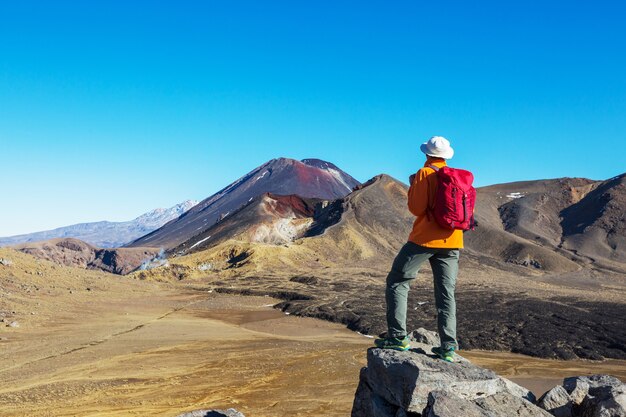 Paisajes volcánicos inusuales en Tongariro Crossing track, Parque Nacional de Tongariro, Nueva Zelanda. Concepto de pasión por los viajes