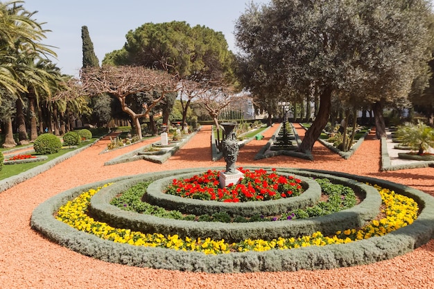 Paisajismo y varias plantas en el jardín Bahai