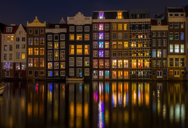 Países Baixos. Autênticas casas de canal em Amsterdã à noite