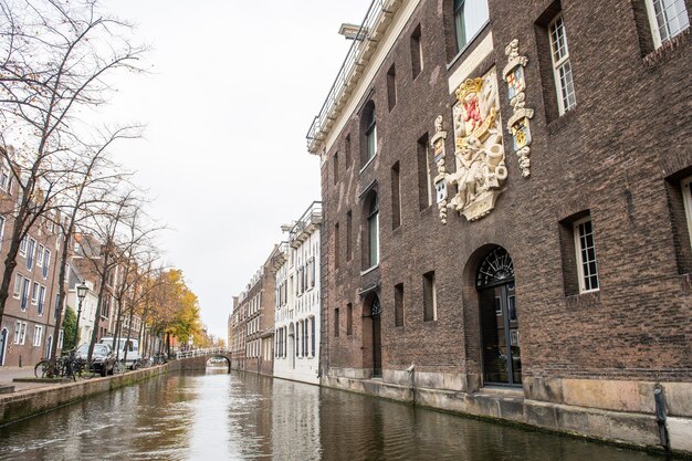 Países Bajos Delft Octubre 2022 Casa con escudo de armas Hotel Arsenal cerca del canal en Delft