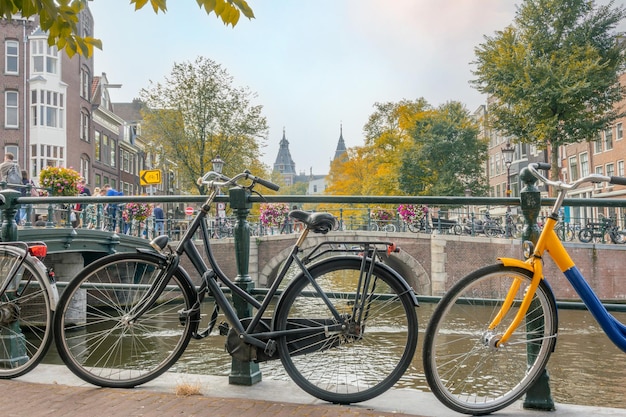 Países Bajos Día de otoño en un canal en el centro de Ámsterdam Muchas bicicletas en los terraplenes