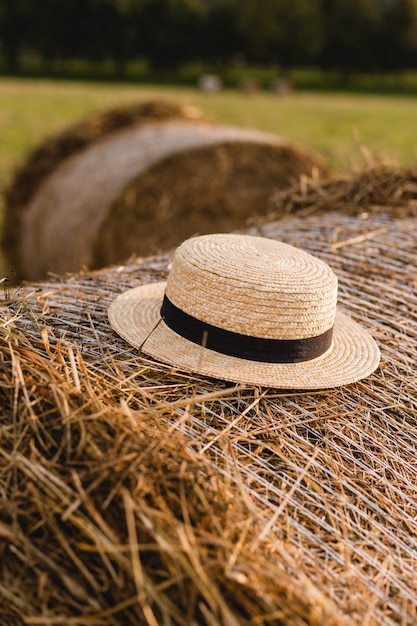 Foto pajares con sombrero en un campo en una granja