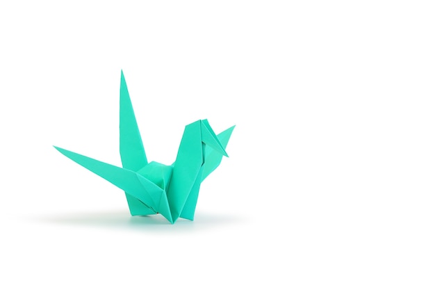 Pájaro de origami aislado sobre fondo blanco de estudio. Imagen con trazado de recorte y espacio de copia